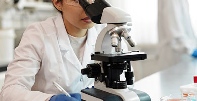 usos y función del microscopio en el laboratorio